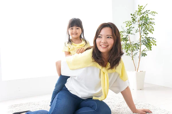 Anne ve çocuk evde.