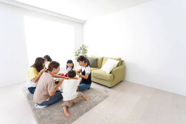 Niños Madres Amigas Comiendo —  Fotos de Stock