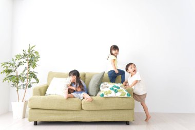 Evde Oynayan Çocuklar