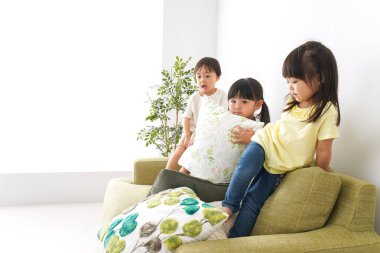 Anaokulunda oynayan çocuklar.