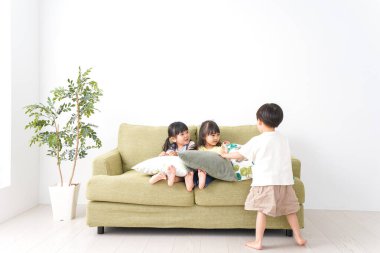 Evde Oynayan Çocuklar