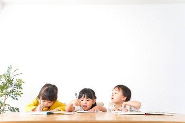 Sınıfta okuyan çocuklar