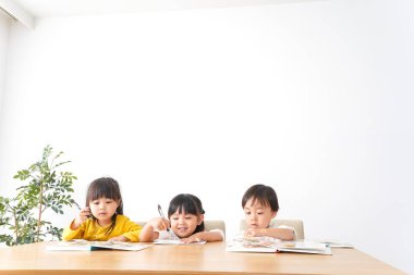 Sınıfta okuyan çocuklar