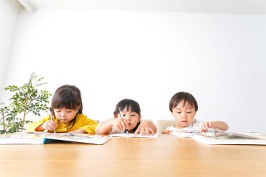 Sınıfta okuyan çocuklar