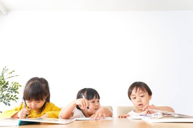 Sınıfta okuyan çocuklar