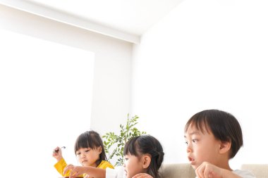 Sınıfta okuyan çocuklar