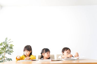 Sınıfta okuyan çocuklar