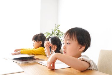 Sınıfta okuyan çocuklar