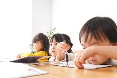 Sınıfta okuyan çocuklar