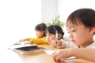 Sınıfta okuyan çocuklar