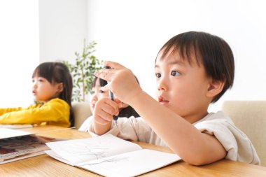 Sınıfta okuyan çocuklar