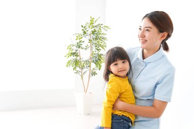 Hemşire ve çocuklar klinikte.