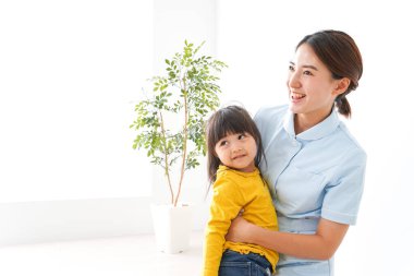 Hemşire ve çocuklar klinikte.