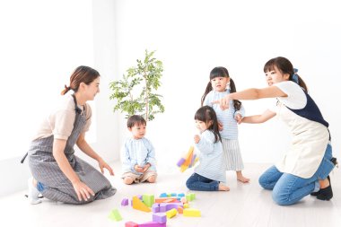 Çocuklar anaokulunda oynuyorlar. 