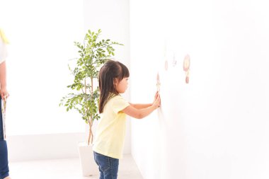 Çocuk mühür basıyor.