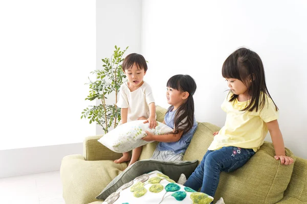 Anaokulunda oynayan çocuklar.