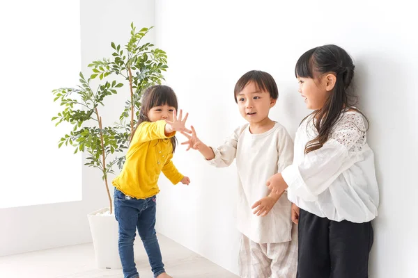 Anaokulunda oynayan çocuklar.