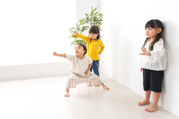 Kinder Spielen Hause — Stockfoto