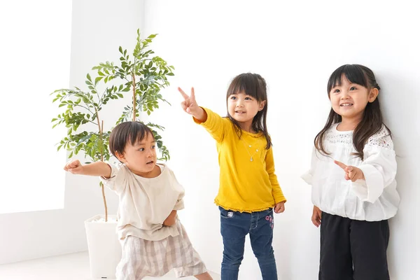 Evde Oynayan Çocuklar