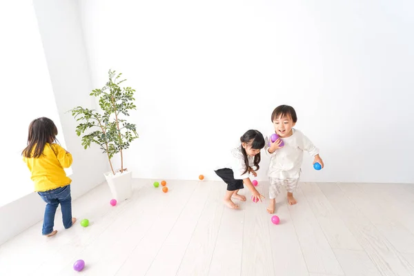 家で遊ぶ子供たち — ストック写真