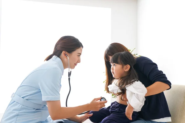 Bambino Vaccinato Con Medico Madre — Foto Stock