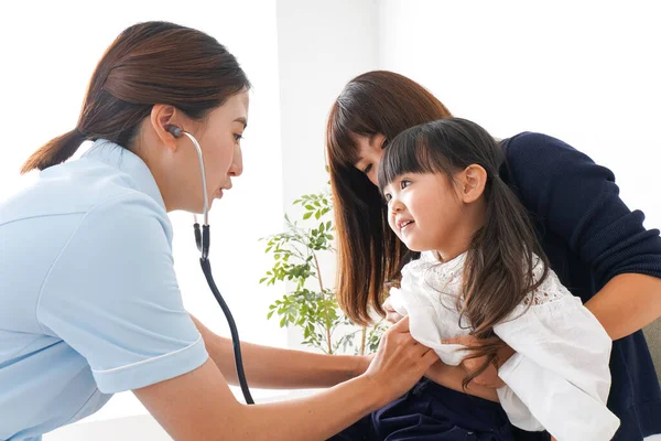 Barn Vaccinerades Med Läkare Och Mor — Stockfoto