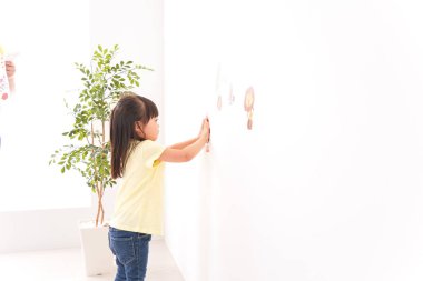 Çocuk mühür basıyor.