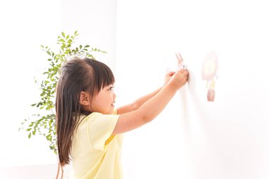 Çocuk mühür basıyor.