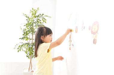 Çocuk mühür basıyor.