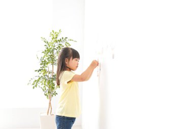 Çocuk mühür basıyor.