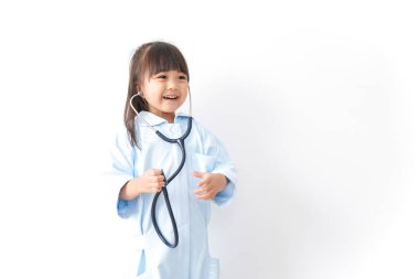 Beyaz arka planda izole edilmiş şirin çocuk doktorları.