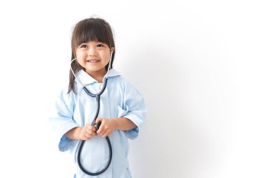 Beyaz arka planda izole edilmiş şirin çocuk doktorları.