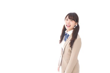 Beyaz arka planda izole bir şekilde gülümseyen lise öğrencisi 