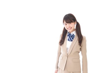 Beyaz arka planda izole bir şekilde gülümseyen lise öğrencisi 