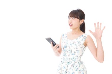 Akıllı telefon kullanan bir kadın.