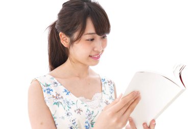 Kitap okuyan genç bir kadın