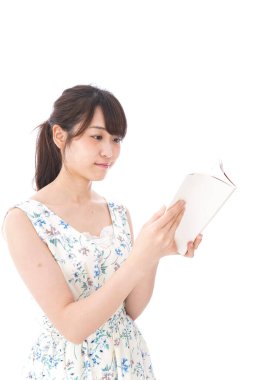 Kitap okuyan genç bir kadın