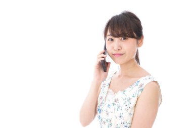 Akıllı Telefonla Konuşan Genç Kadın