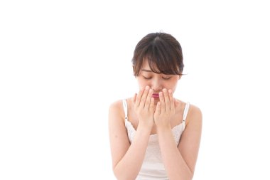 Yüzünü yıkayan kadın.