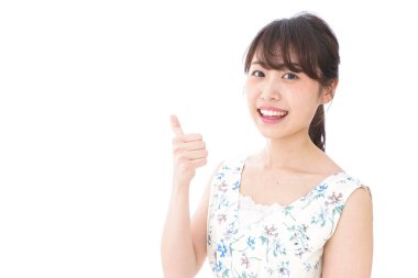 Genç bayan iyiye işaret gösteriyor. 