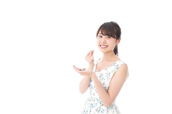 Mujer Joven Comiendo Bocadillos — Foto de Stock