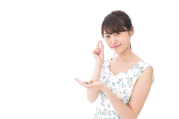 Mujer Joven Comiendo Bocadillos — Foto de Stock