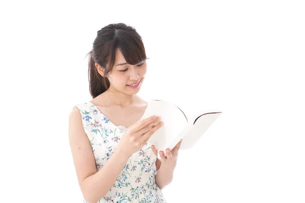 Jovem Mulher Leitura Livro — Fotografia de Stock