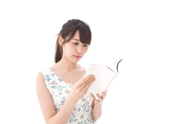 Молодая Женщина Читает Книгу — стоковое фото