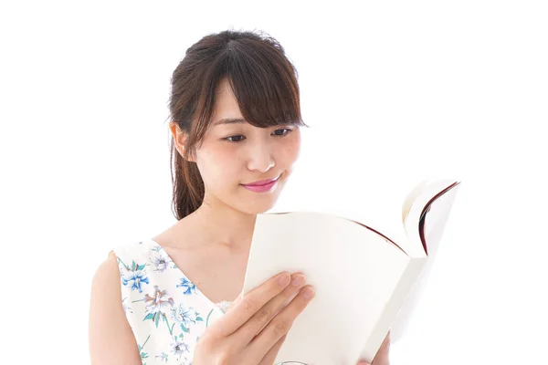 Mujer Joven Leyendo Libro — Foto de Stock