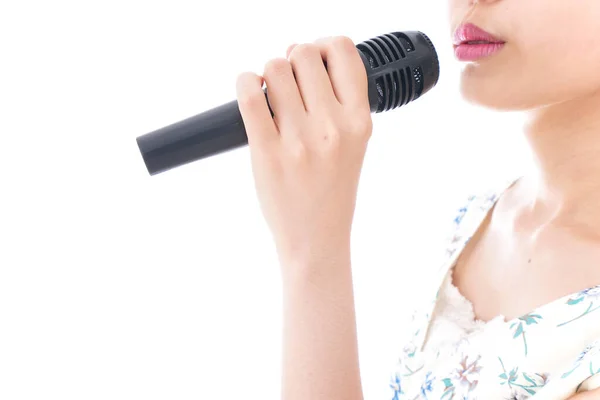 Νεαρή Γυναίκα Τραγουδάει Καραόκε Στο Μικρόφωνο — Φωτογραφία Αρχείου