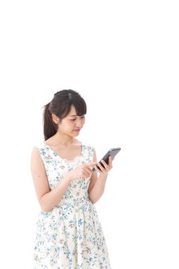 Akıllı telefon kullanan genç bir kadın.