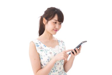 Akıllı telefon kullanan genç bir kadın.