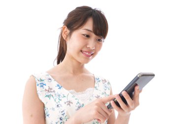 Akıllı telefon kullanan genç bir kadın.