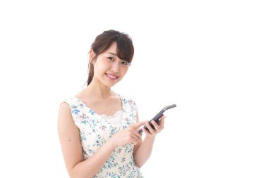 Akıllı telefon kullanan genç bir kadın.